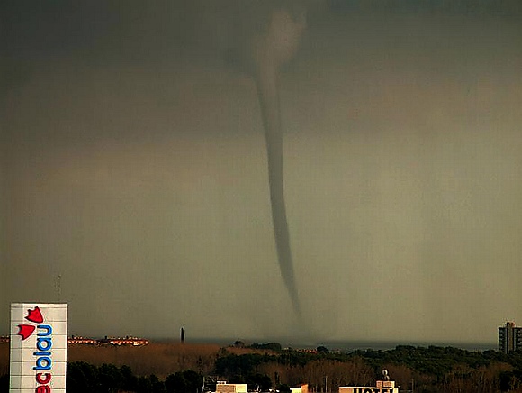 Tornado delante de Gavà Mar (21 de febrero de 2006)